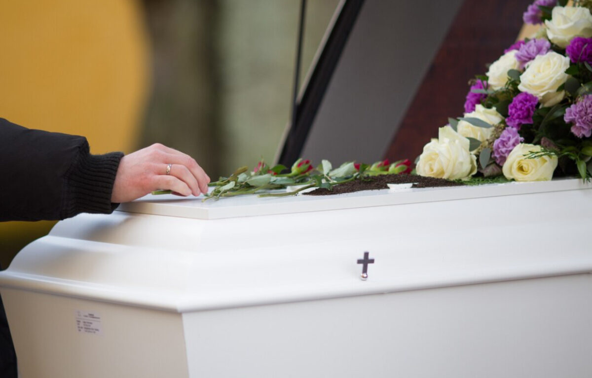 Pașaportul final. Cât plătesc familiile de moldoveni pentru a-și aduce morții acasă din străinătate