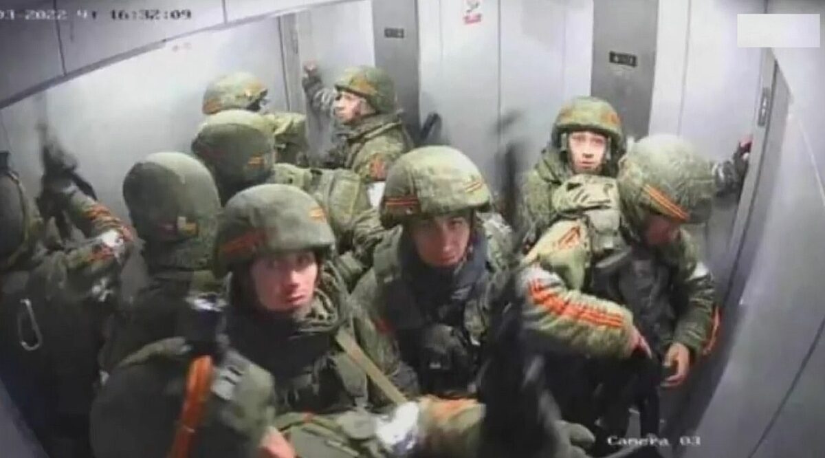 Pedepse extreme în armata rusă. Doi soldați, legați aproape dezbrăcați, în plină iarnă