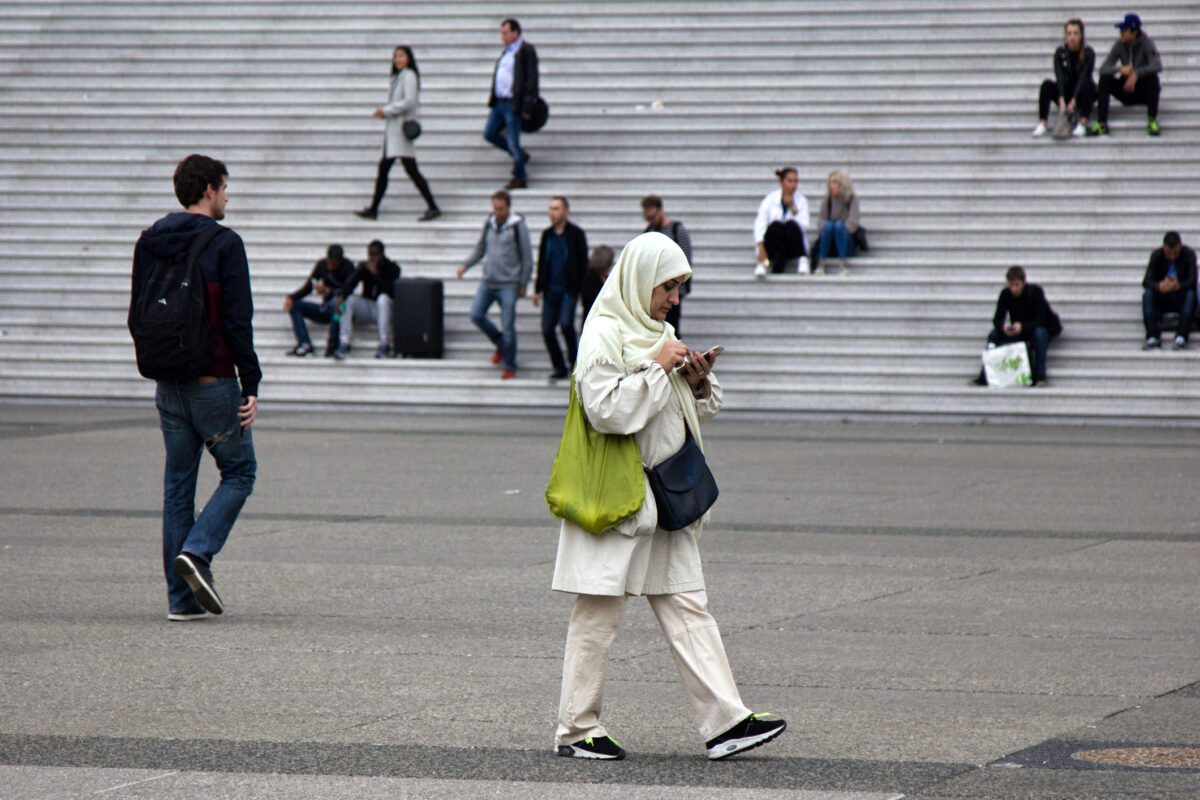 Scandal în Franța, după ce un sondaj a arătat că tinerii musulmani pun Sharia deasupra legilor statului