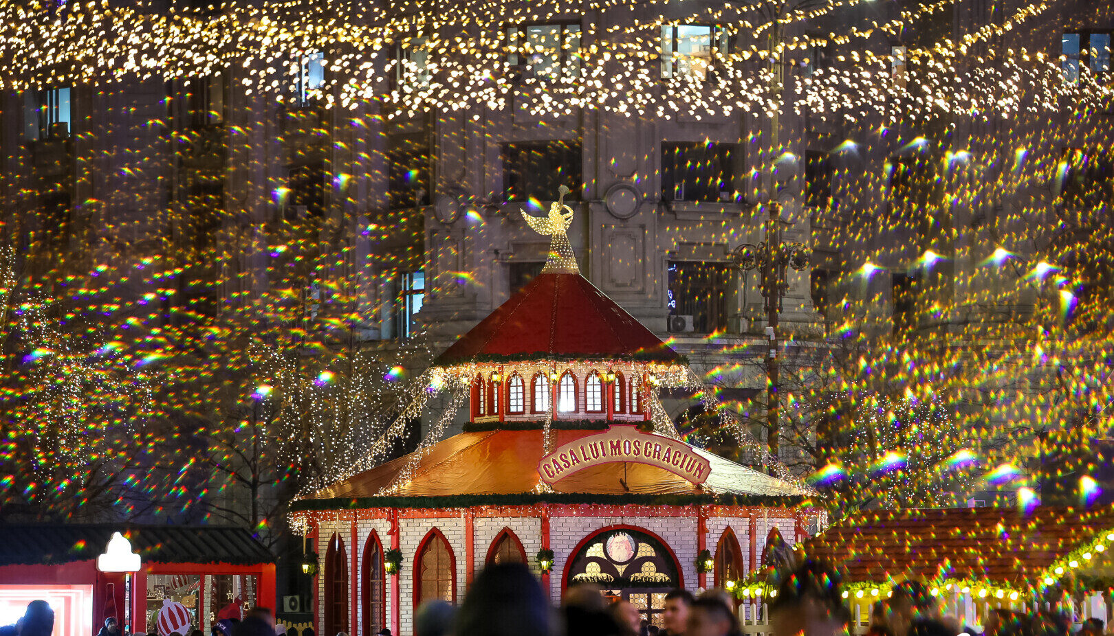 Se aprind luminile de sărbători în Capitală. Târgul din Piața Constituției își deschide porțile pentru bucureșteni