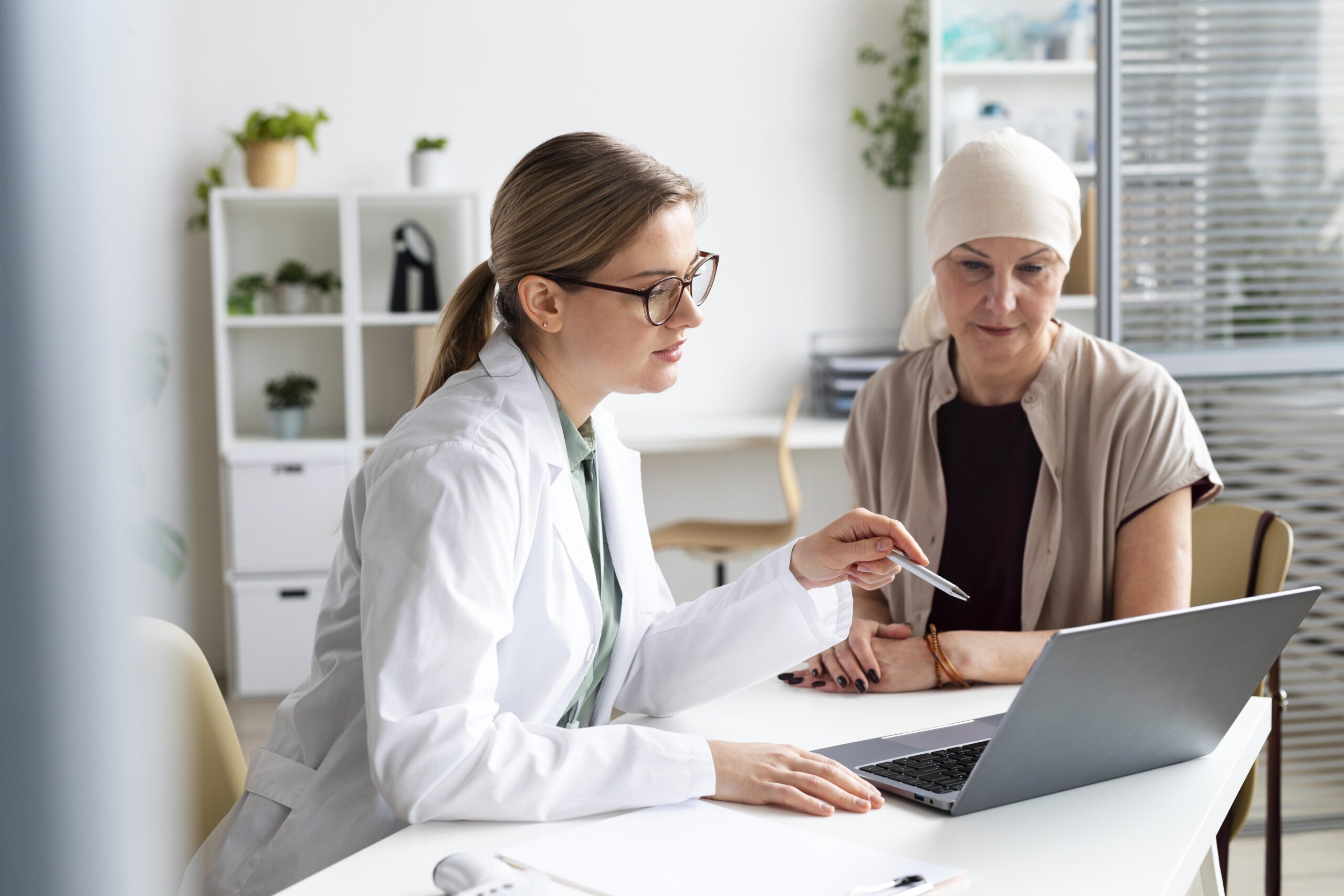Inteligența artificială devine aliat în lupta împotriva cancerului.  Tratamentele vor testate pe tumori create în laborator