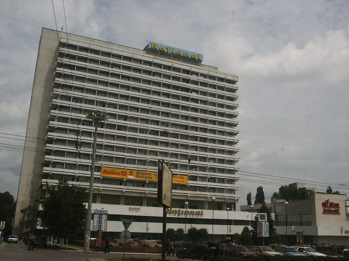Hotelul „Naţional” - afacerea comună a lui Platon şi Plahotniuc, cu mâna uşoară a lui Igor Dodon, salvată de justiţie şi protejată de Ion Ceban