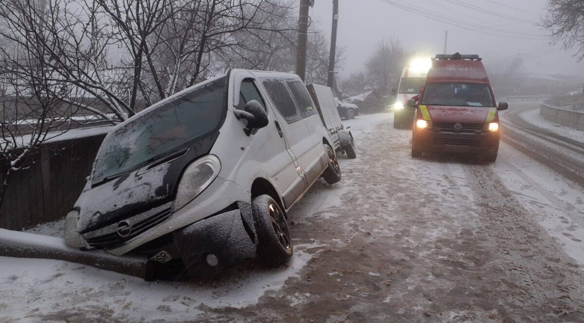 Un microbuz cu șapte persoane s-a răsturnat la Iași
