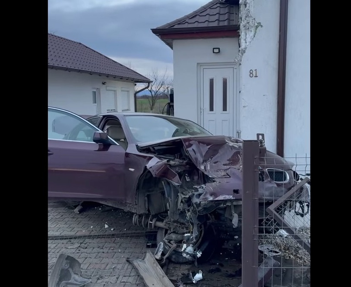 Accident de Crăciun în județul Satu Mare. Un șofer a pierdut controlul volanului și a intrat într-o casă