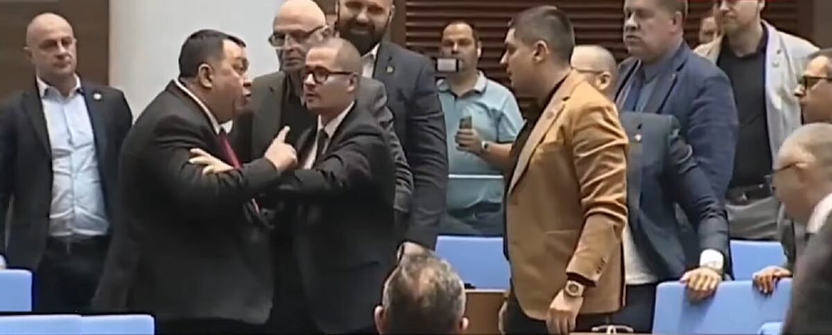 Scene incredibile în Parlamentul turc. Deputații s-au luat la bătaie