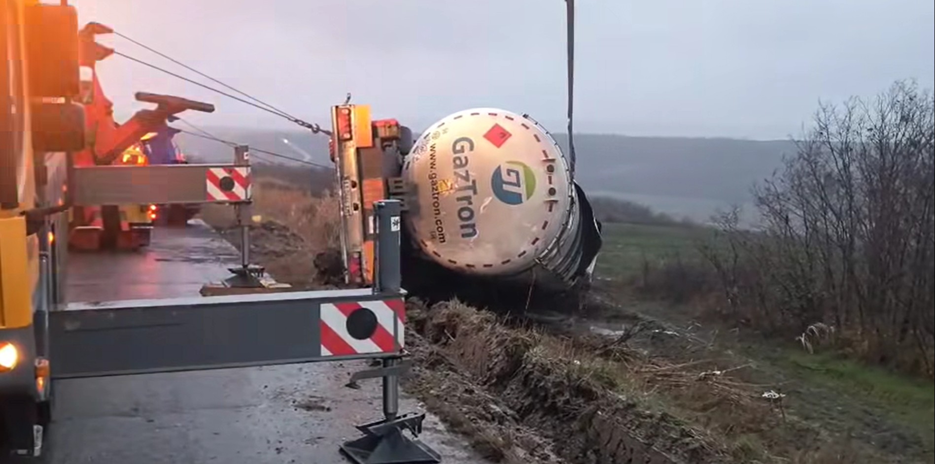 Pompierii din Vaslui au reușit, după câteva zile, să ridice din șanț cisterna încărcată cu GPL 