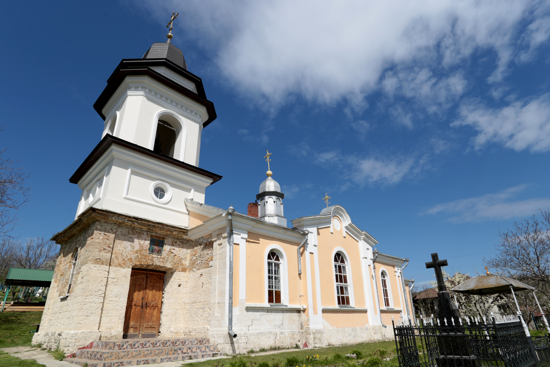 ⁠Poți fi credincios fără să mergi la biserică? Ce spune arhimandritul Daniliuc