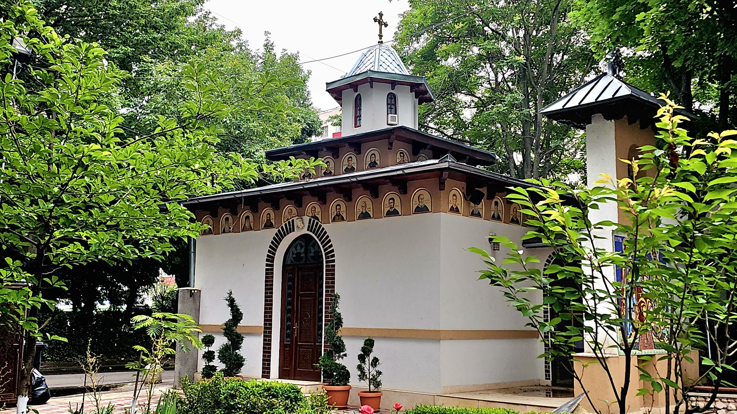 Portretele unor legionari, care erau pictate pe o capelă, șterse. Arhiepiscopia Bucureștilor: A fost o eroare de supraveghere