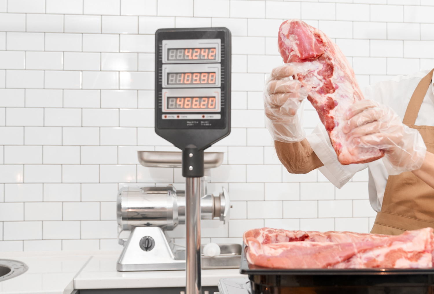 Prețul cărnii de porc, în scădere în România. Producătorii locali, sub presiune din cauza ieftinirii rapide