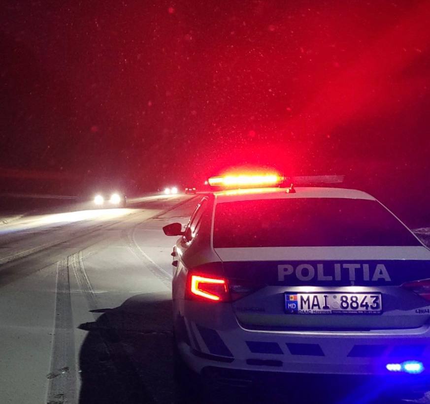 Vânt puternic, ninsoare și polei. Autoritățile avertizează populația să evite deplasările inutile și parcarea sub copaci