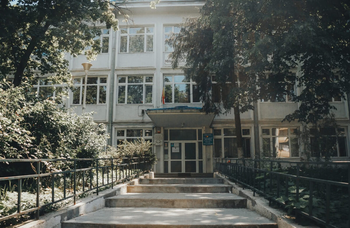 Monștri la catedră. Elevi amenințați cu briceagul de profesoară: Vă tai degetele