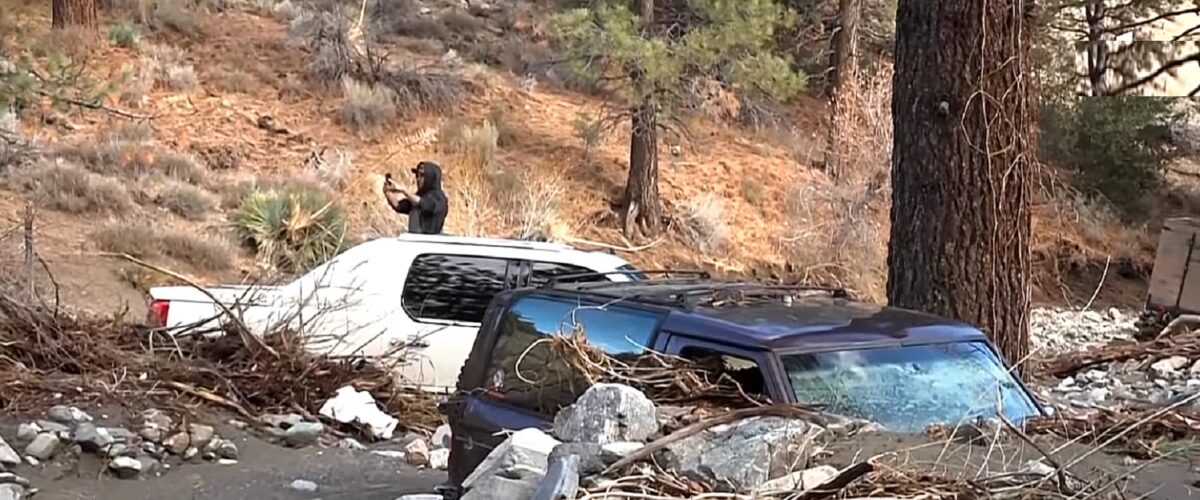 Furtuni violente în California. Alunecări de teren și valuri uriașe ucid oameni