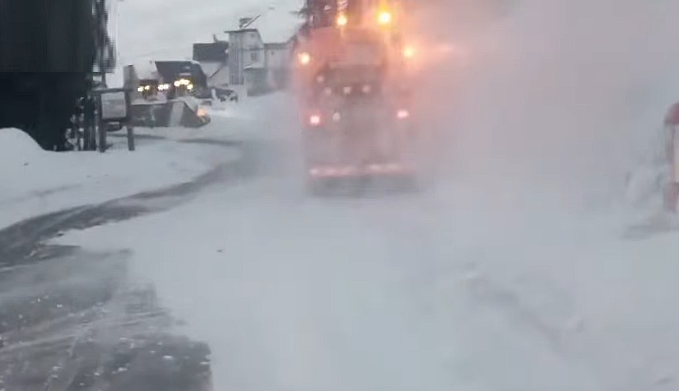 Fenomen extrem pe Transalpina. Rafalele de vânt de până la 120 km/h viscolesc zăpada