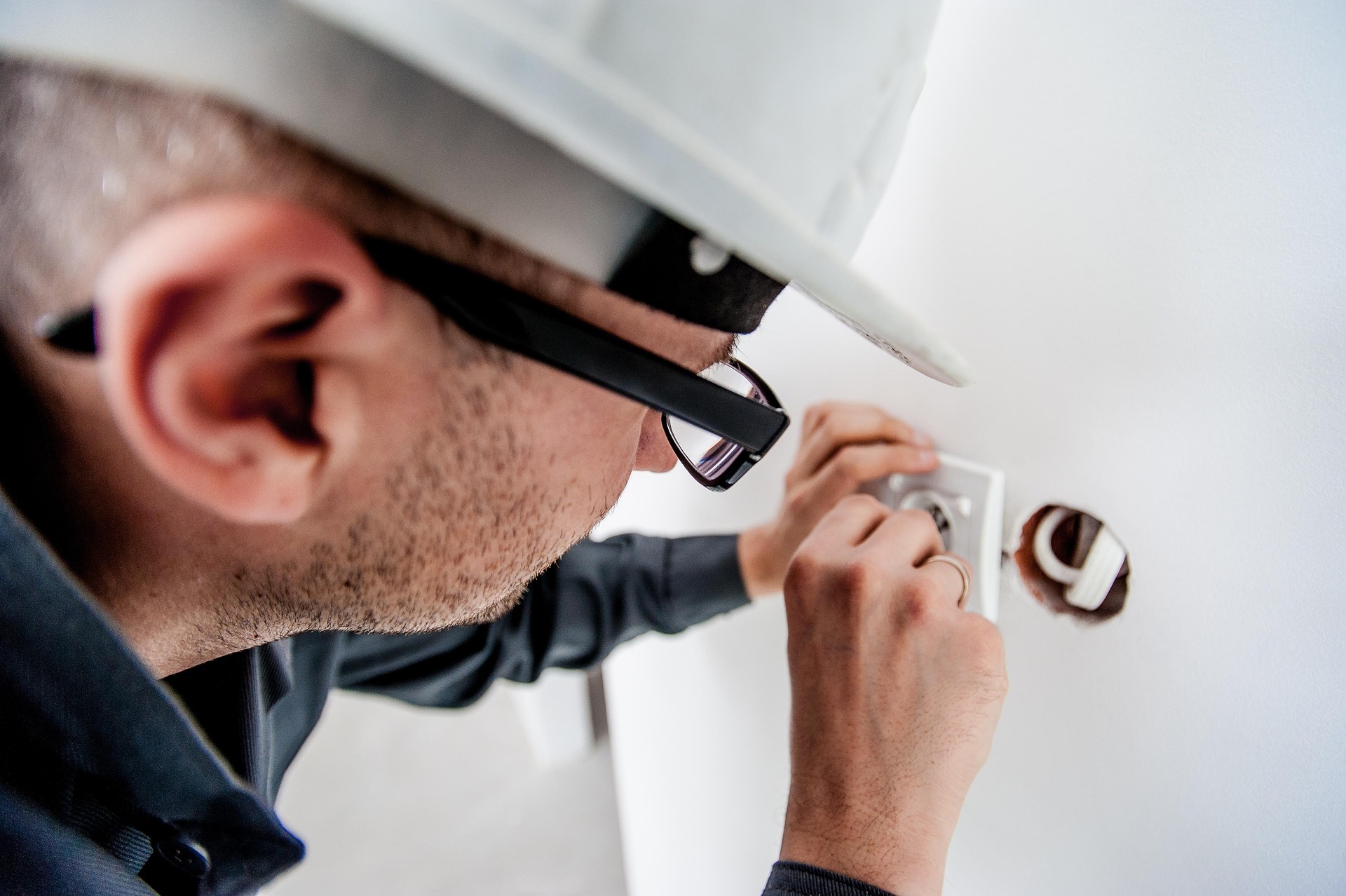 Cele mai periculoase improvizații electrice pe care românii le fac zilnic. Practici banale, dar extrem de periculoase