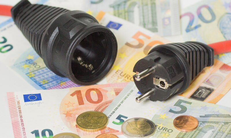 Noile condiții impuse de ANRE lovesc în micii dezvoltatori