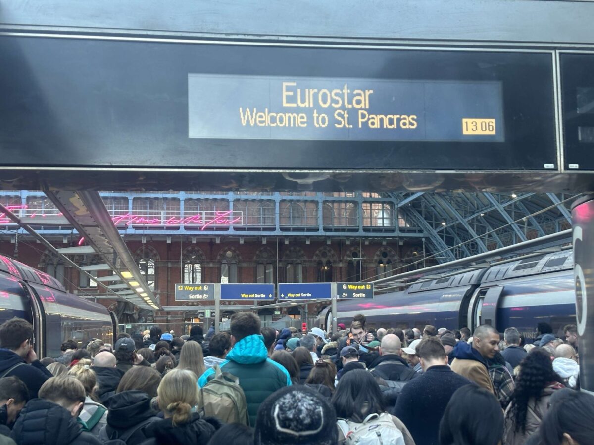 Haos pe rutele Eurostar. Întârzieri și trenuri blocate pentru a doua zi la rând