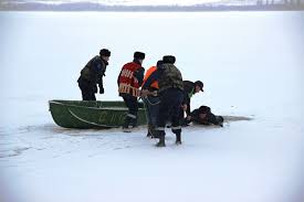 Ger puternic și gheață fragilă pe râuri. Avertisment pentru populație în perioada vacanței de iarnă