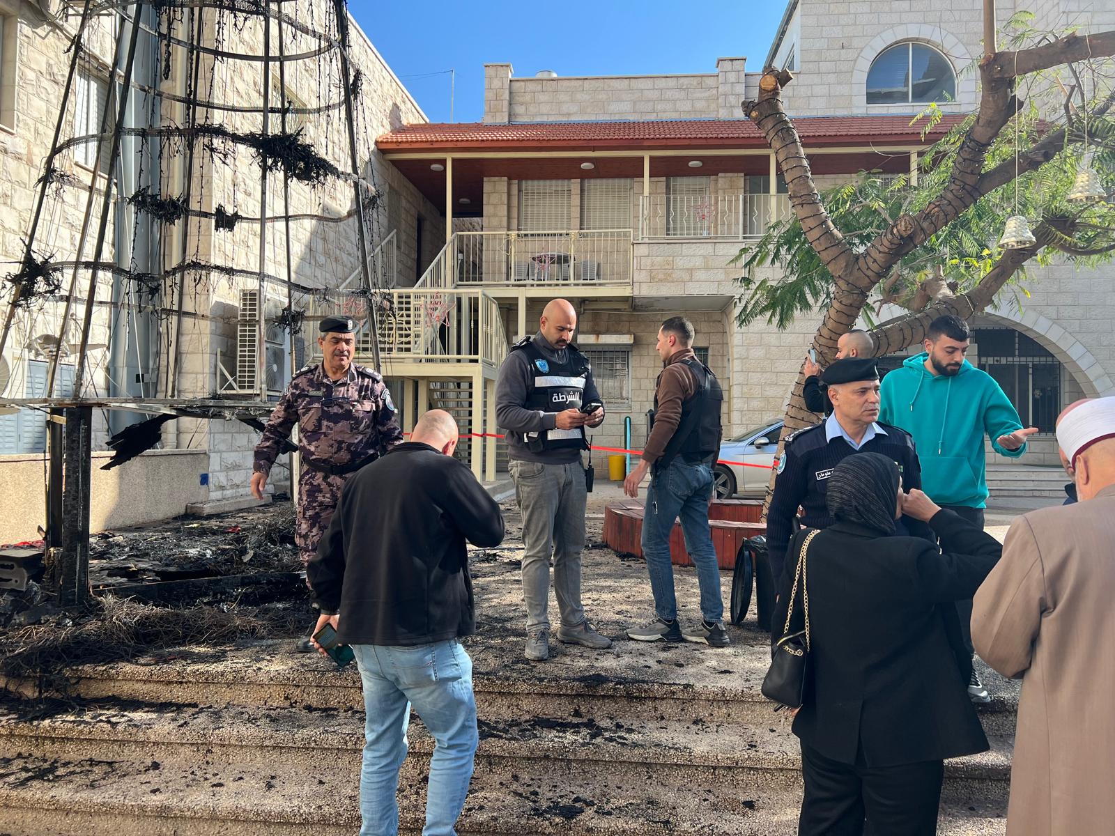 Palestinienii atacă simboluri creștine, de Crăciun. Brad incendiat la o biserică catolică