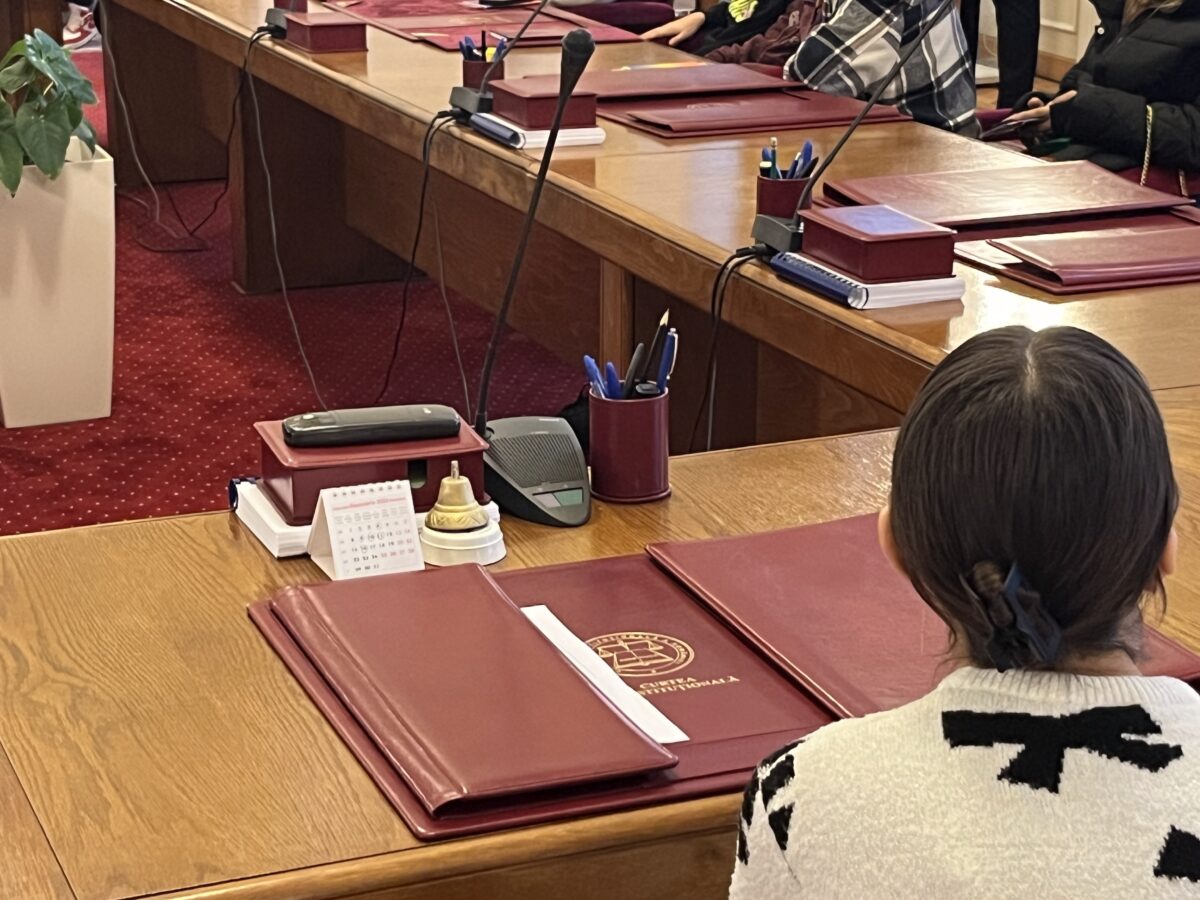 CCR, pe înțelesul copiilor! De „Ziua Porților Deschise”, elevii au aflat ce fac judecătorii în robe vișinii. Exclusiv