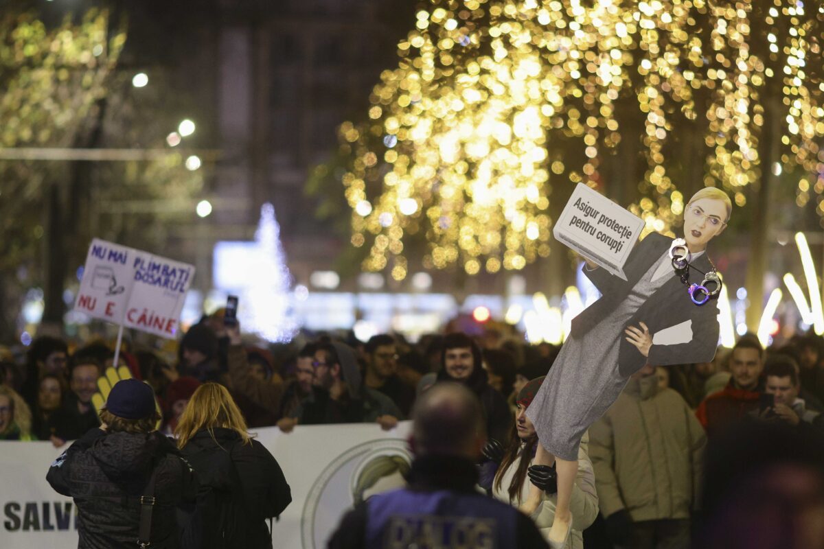 A cincea seară de proteste, în Capitală. Oamenii au ieșit în stradă și în Cluj și Timișoara