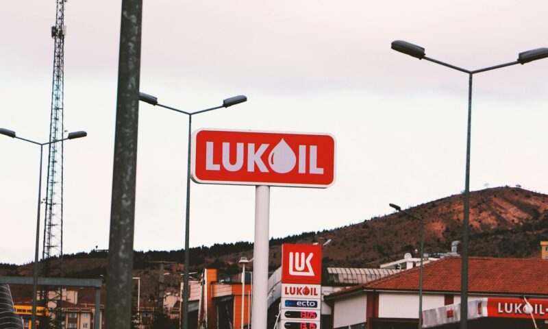 Lukoil câștigă timp: termenul-limită pentru vânzarea activelor globale, prelungit de SUA