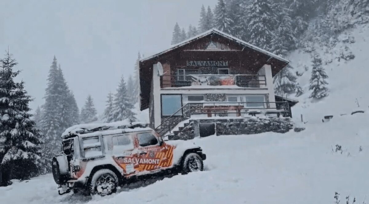 Operațiune contracronometru în Munții Făgăraș. Patru turiști din Republica Moldova, blocați la Refugiul Călțun în plin cod portocaliu de viscol. Video