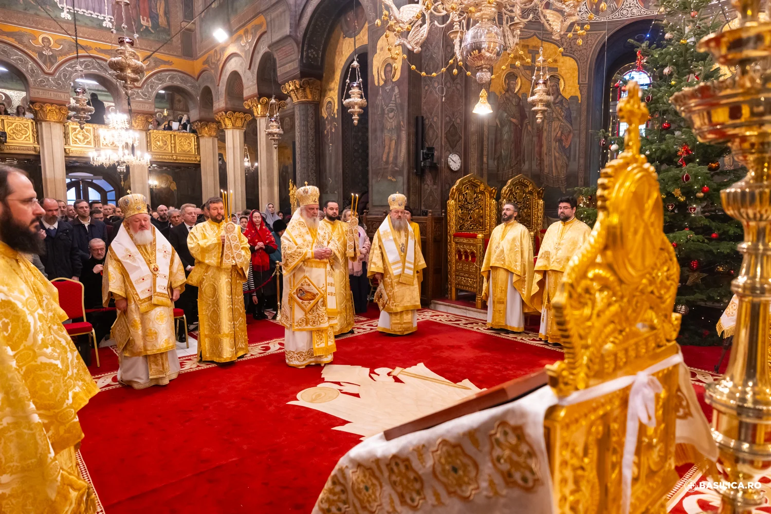 Patriarhul Daniel, la sărbătoarea Nașterii Domnului: „Să oferim lui Hristos aurul credinței și tămâia rugăciunii”