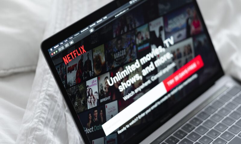 5 thrillere de pe Netflix pe care merită să le vezi. Povești tensionate, mister și răsturnări de situație