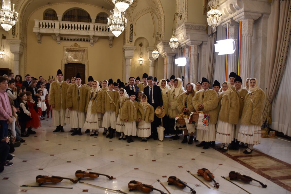 Colindători la Palatul Cotroceni: Nicușor Dan a primit colaci și o pălărie tradițională