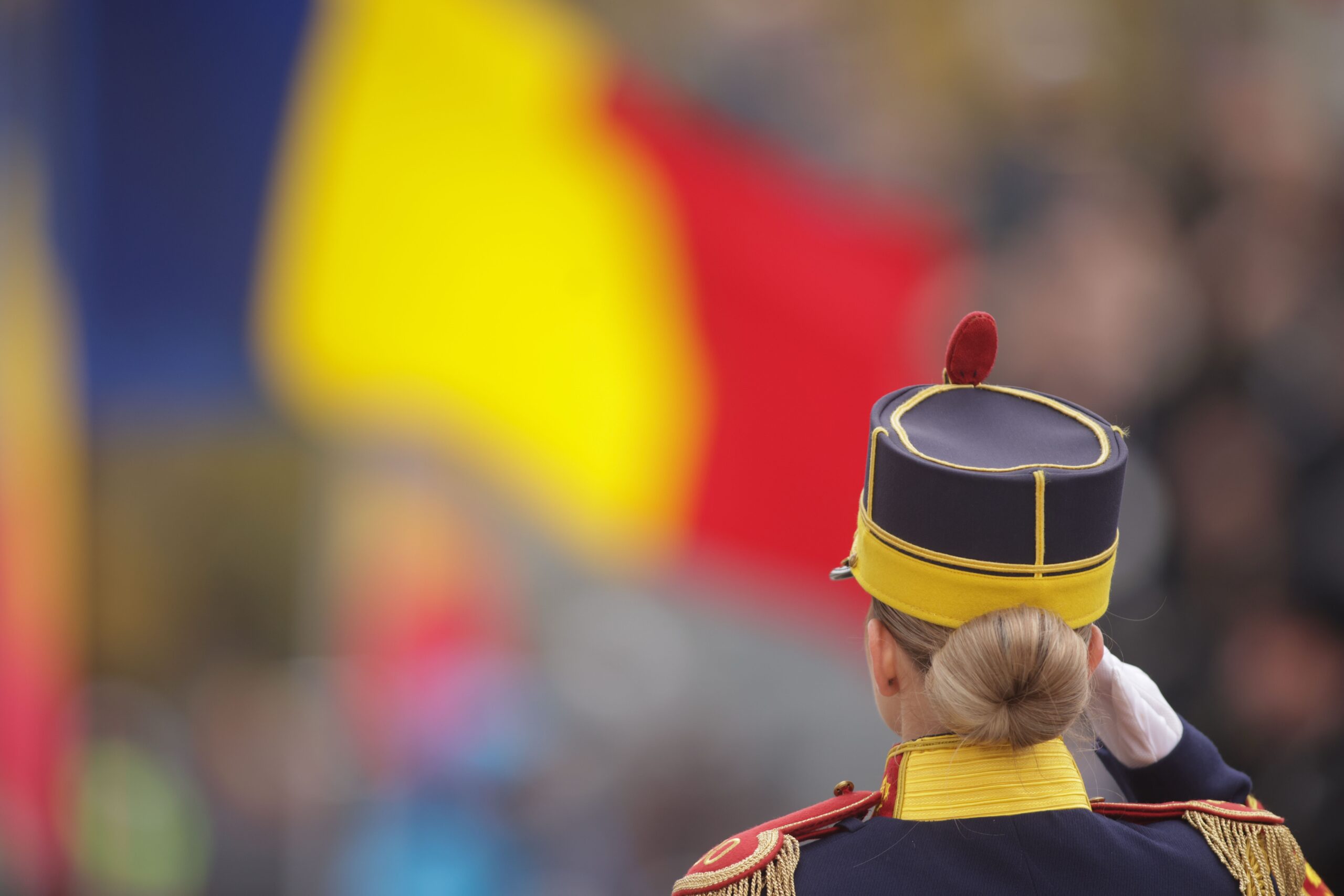 Retragerea cu torțe încheie manifestările de Ziua Națională. Militarii Brigăzii 30 Gardă „Mihai Viteazul”, pe traseul tradițional prin București