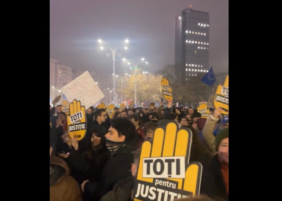 A treia zi de proteste în Capitală. Oamenii cer demisia Liei Savonea: Afară, afară, eşti mult prea specială