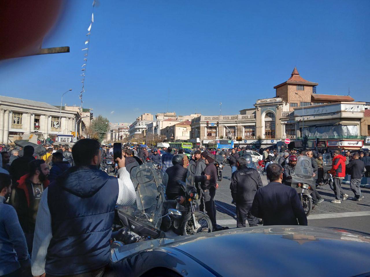 Protestele se intensifică în Iran. Sloganuri anti-regim și confruntări cu forțele de ordine