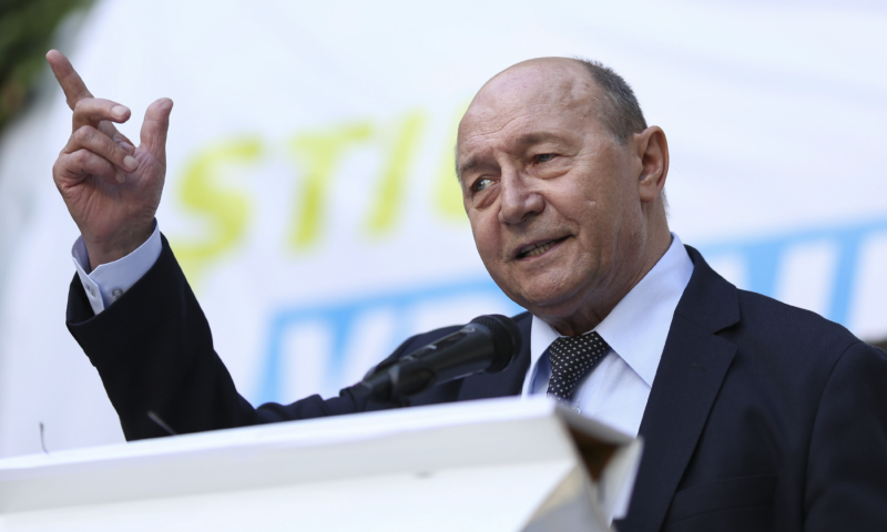 Traian Băsescu, acuzat de Varujan Vosganian că „își rescrie propriul rol” în criza economică