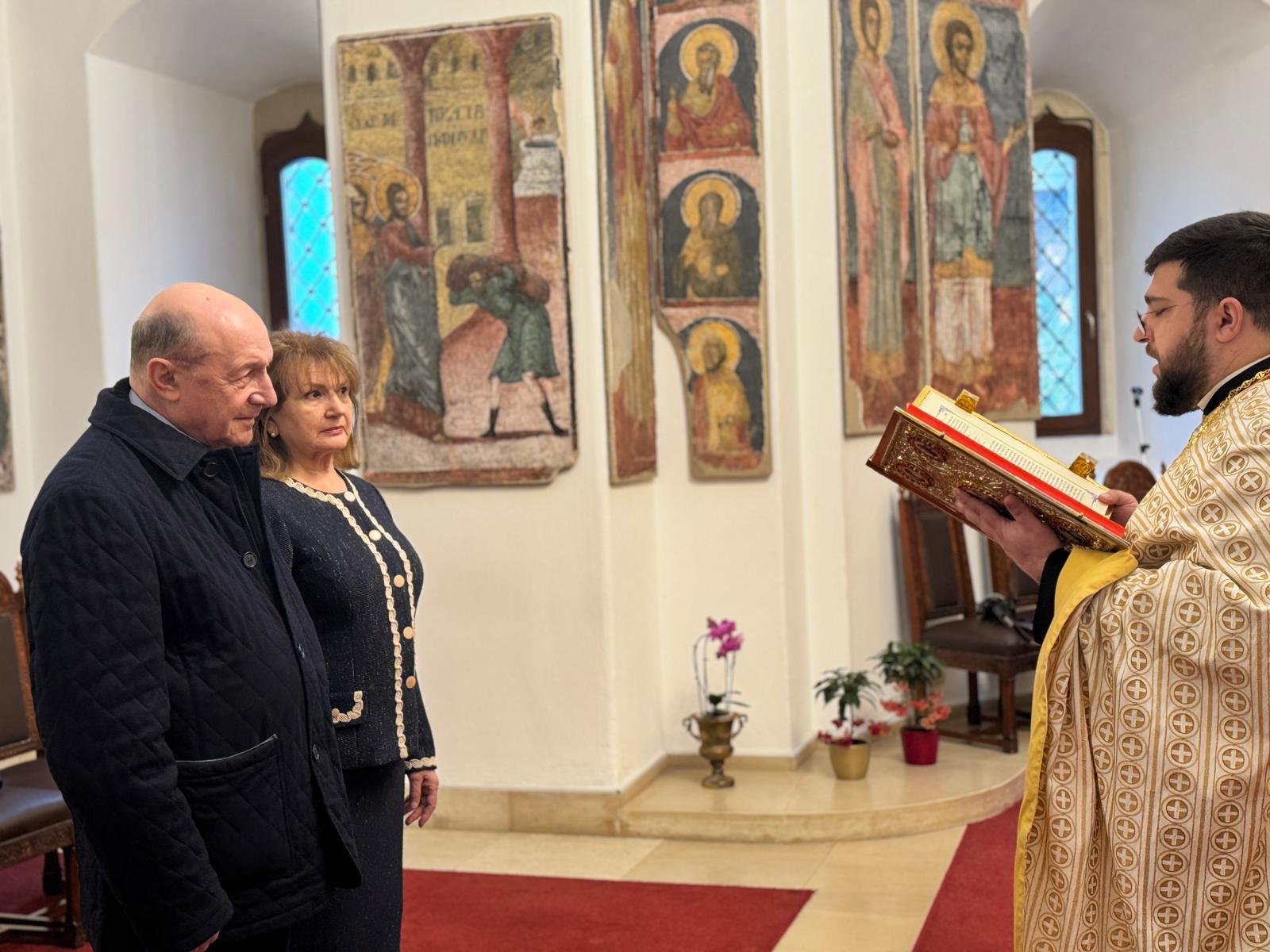 Traian și Maria Băsescu, la nunta de aur. Cei doi și-au reînnoit jurămintele în fața familiei, la biserică