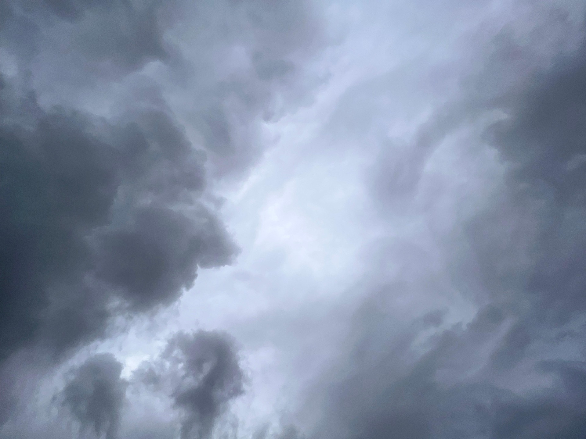 Prognoza meteo, 13 iulie. Vreme marcată de instabilitate atmosferică accentuată și temperaturi în scădere. Unde cade grindină