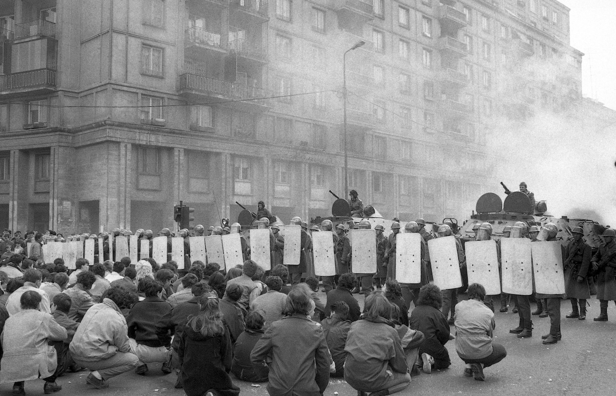 Imagini cu scutieri din 1989.