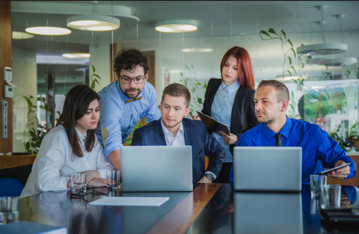 Cât de mult mai contează programele de internship în carieră și ce experiențe neplăcute pot avea tinerii la început de carieră. Explicația unui recrutor