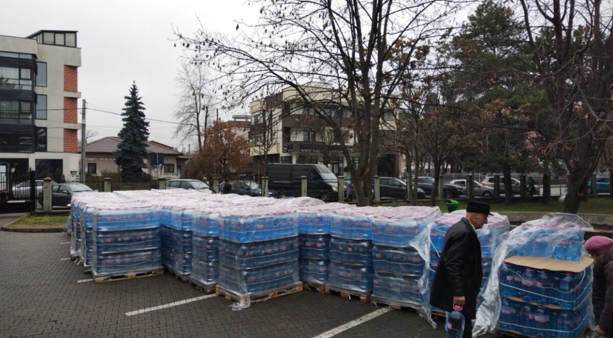 Primarul orașului Câmpina îndeamnă supermarketurile să doneze apă potabilă. Patriarhia, sprijin pentru prahovenii afectați de criză