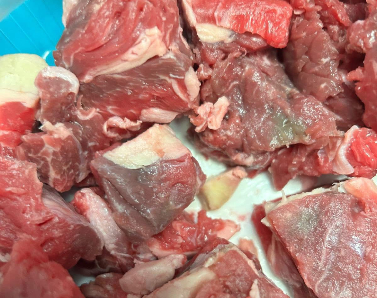 Mii de kilograme de carne de porc expirată, retrase în magazine înainte de Crăciun