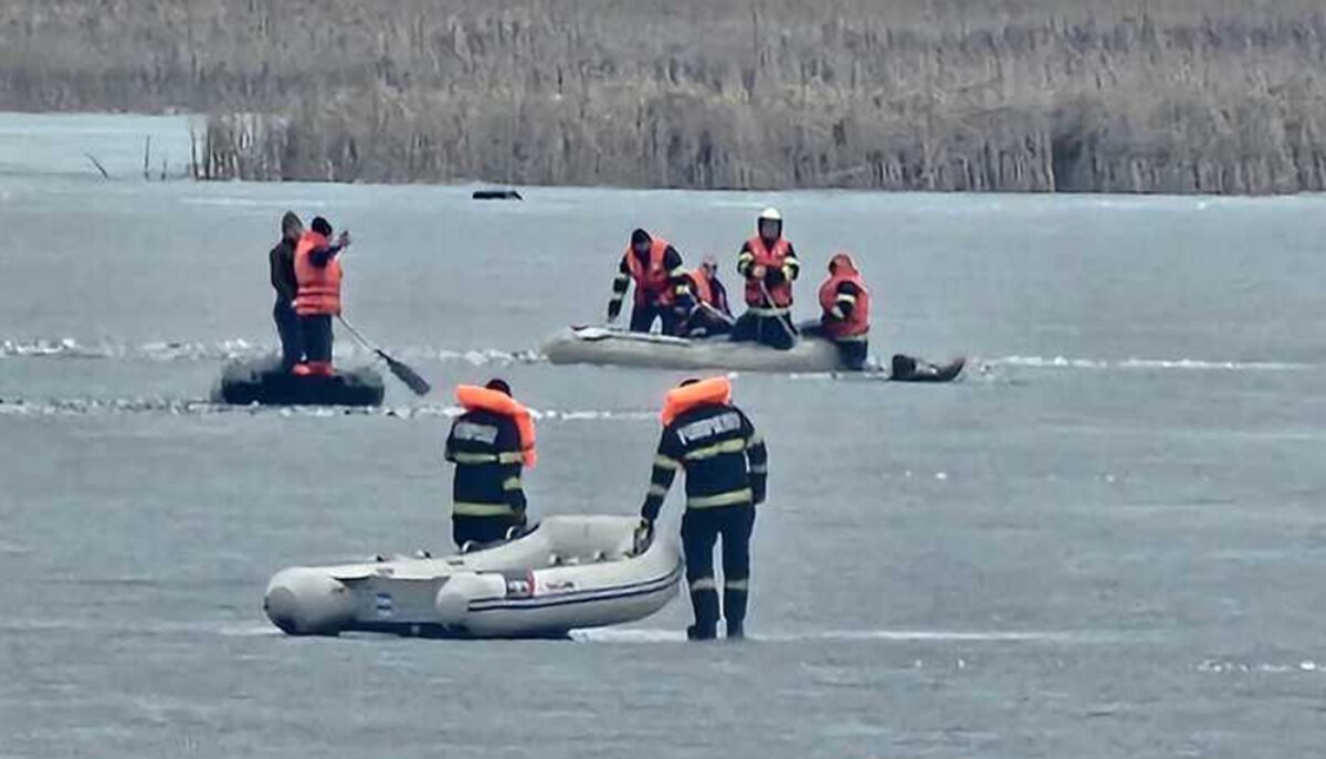 Doi frați de 12 și 14 ani au murit înecați în acumularea Tăcuta, Vaslui, după ce gheața s-a rupt sub ei