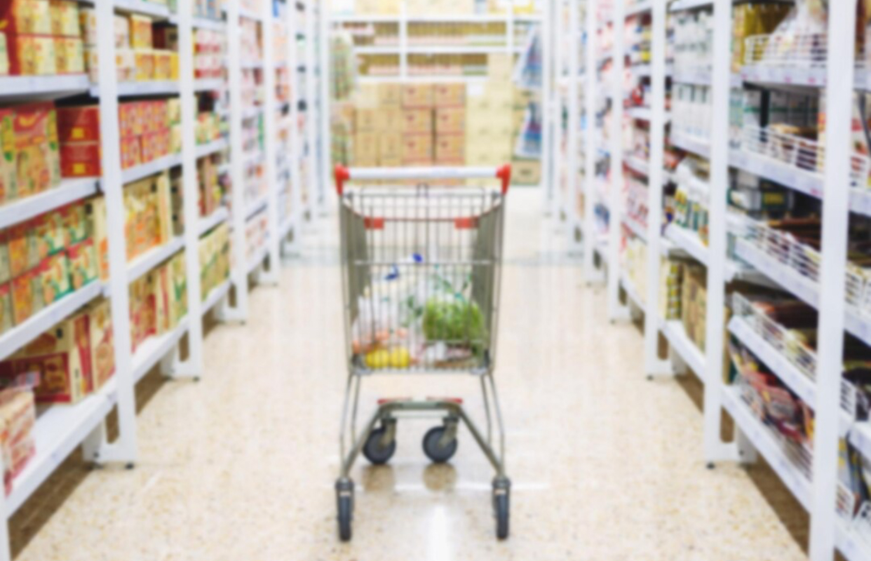 Coșul de cumpăraturi, mai gol înainte de Sărbători. Cât plătesc românii pentru a avea strictul necesar pe masa de Crăciun