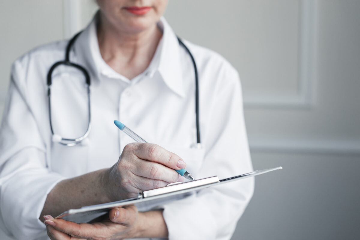 O doctoriță, acuzată că pensiona prea devreme cadre militare și angajați MAI