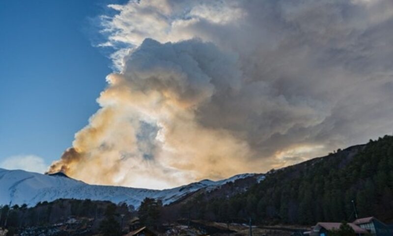 Zboruri suspendate în Italia. Vulcanul Etna a erupt din nou