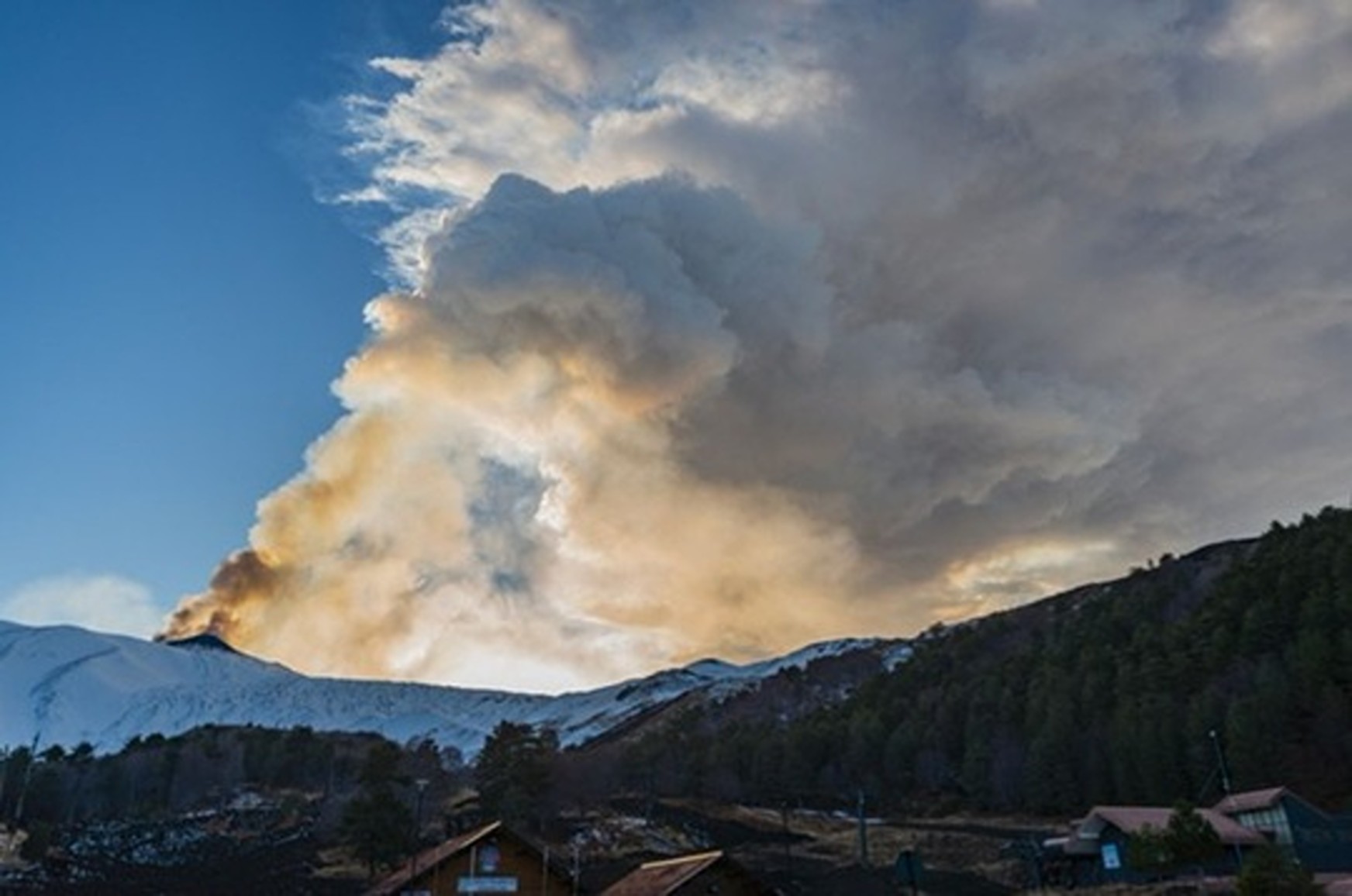 Imagini spectaculoase cu erupția Vulcanului Etna, după trei decenii de „adormire”