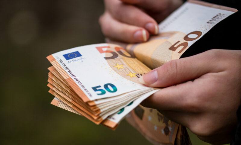 Salariile încep să scadă din nou în marile economii. Prețurile cresc mai repede decât veniturile populației