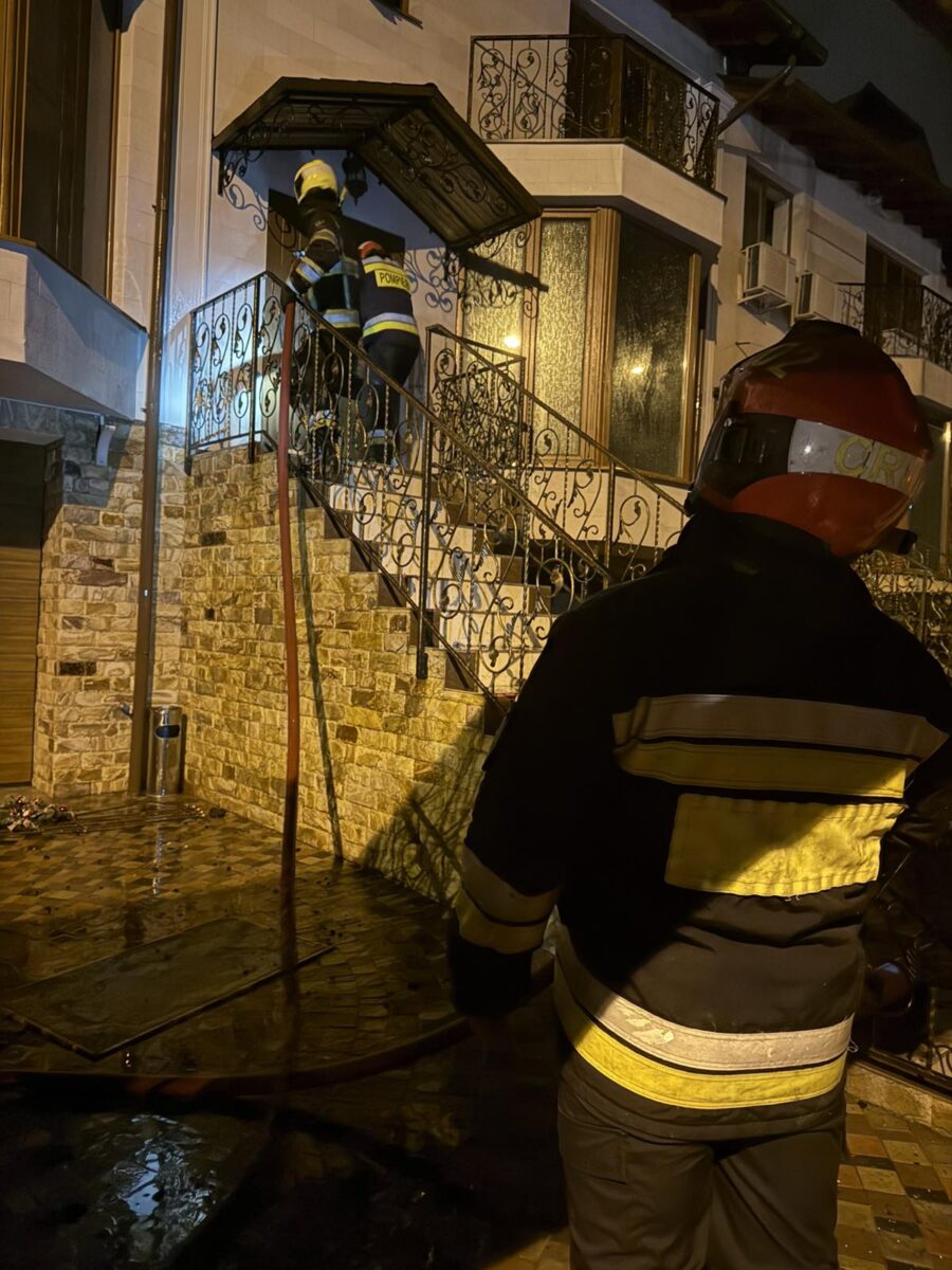 Incendiu de proporții într-un complex locativ din Chișinău. Cinci locuințe afectate, zeci de pompieri mobilizați