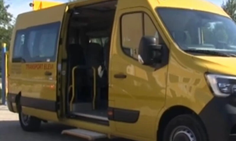 Beat la volanul autobuzului școlar, supraîncărcat