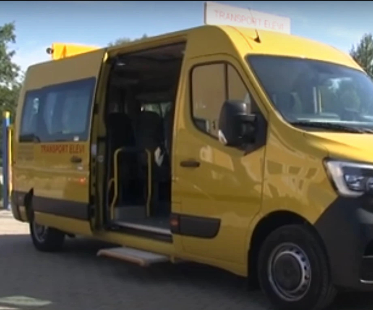 Beat la volanul autobuzului școlar, supraîncărcat