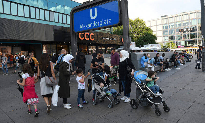 Parlamentul European aprobă reguli mai dure privind deportarea migranților