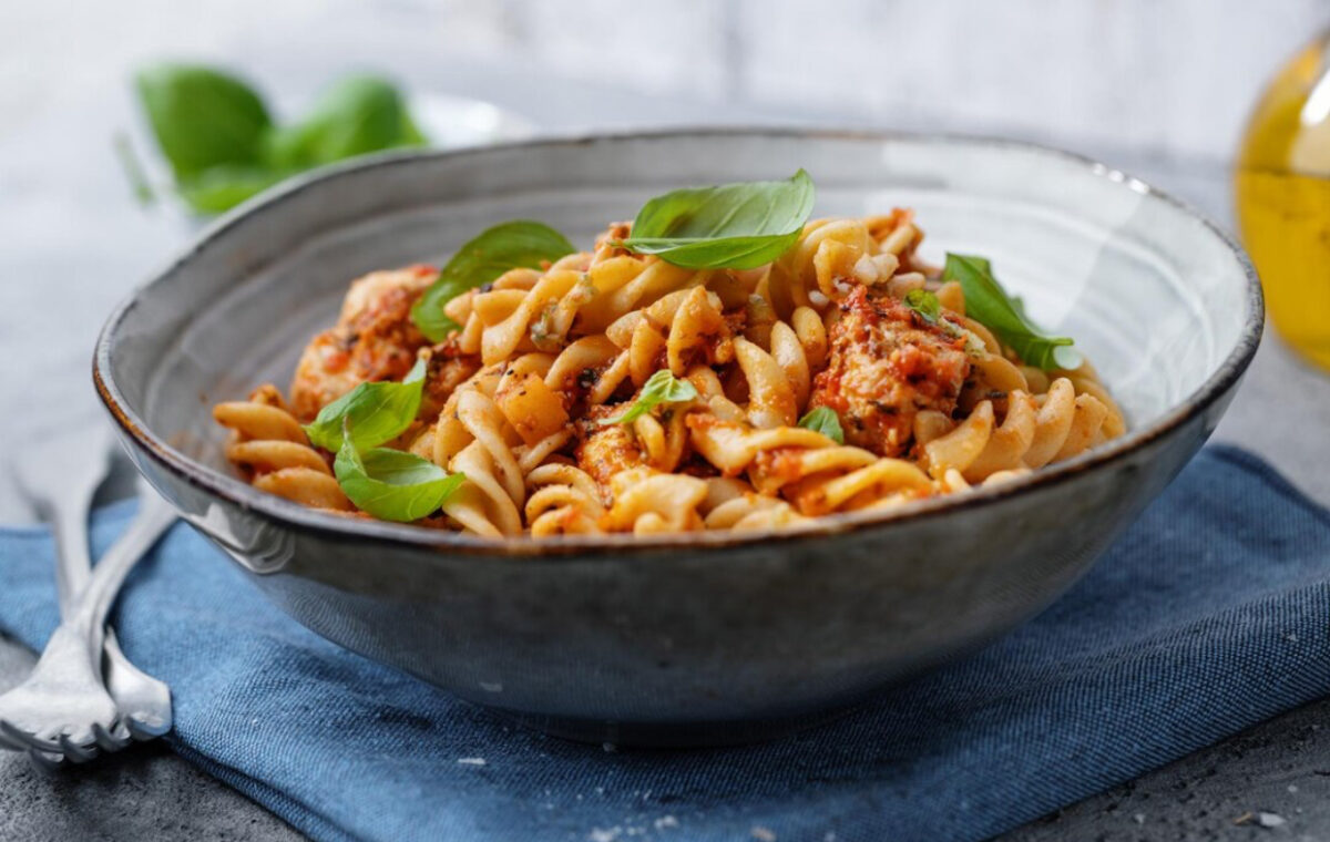 Ultima zi cu dezlegare la pește din postul Crăciunului. Rețetă de paste cremoase cu ton și sos roșu